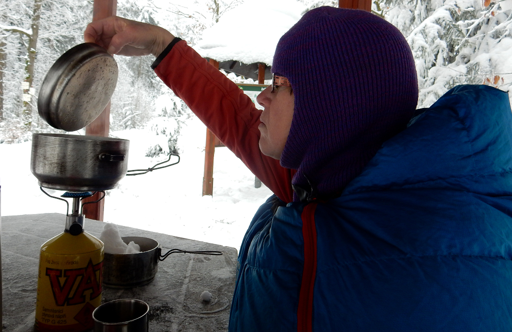 Ráno v zimním bivaku: je potřeba uvařit horký čaj na snídani a také na další cestu.