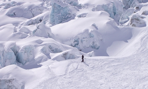 Ledovec ve Vallée Blanche vydal mrtvého snowboardistu po dvou letech Ledovec ve Vallée Blanche vydal mrtvého snowboardistu po dvou letech