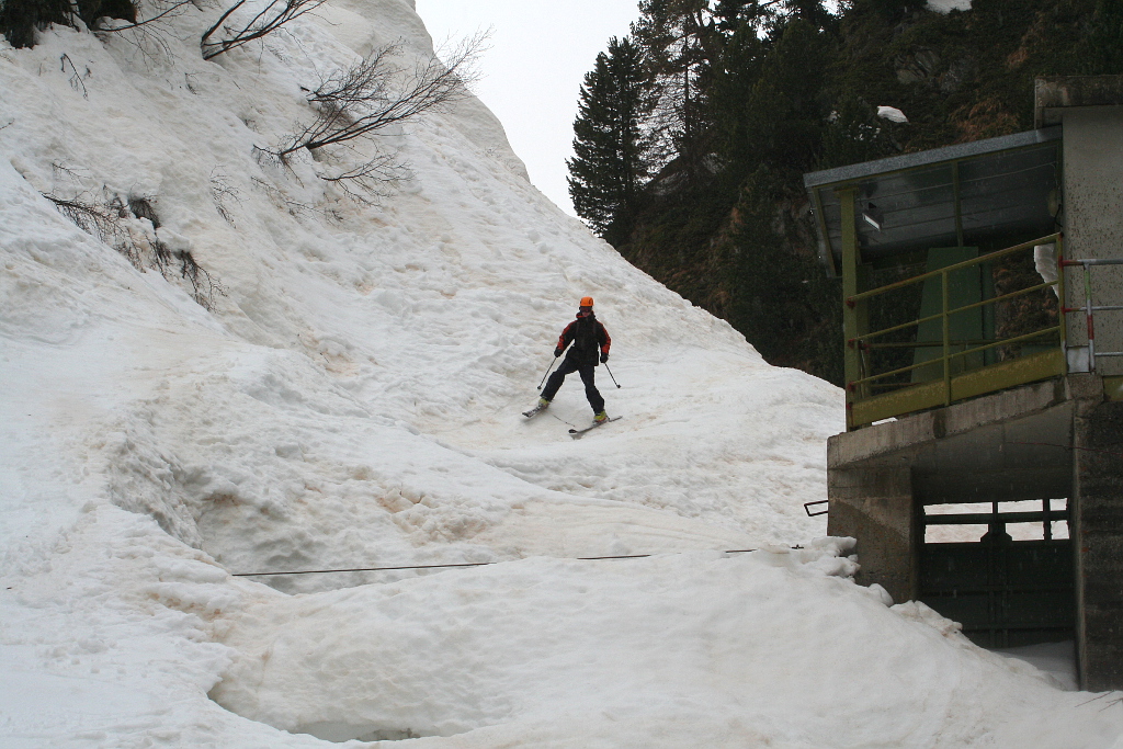 Malá přehrada na potoce ve Valle del Monte. Hráz je nutné opatrně sjet na lyžích.