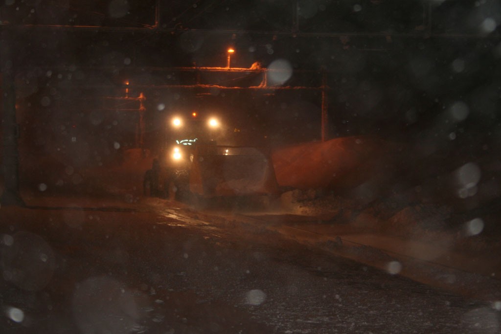Hardangervidda. Údržba kolejiště ve stanici Finse jednoho brzkého lednového jitra.