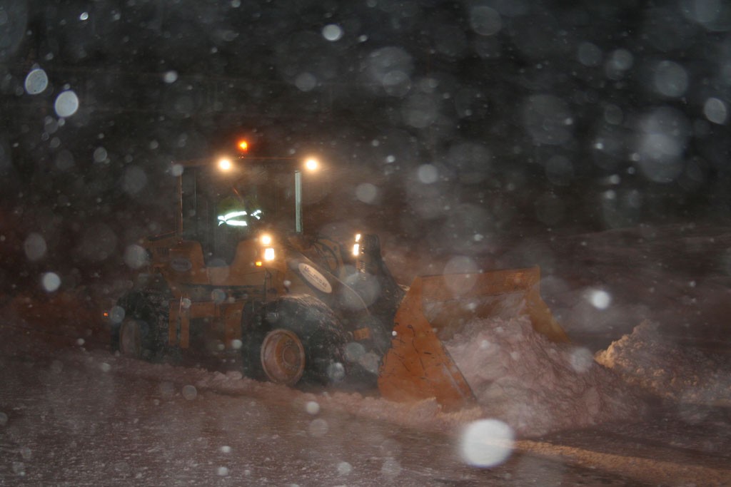 Hardangervidda. Údržba kolejiště ve stanici Finse jednoho brzkého lednového jitra.