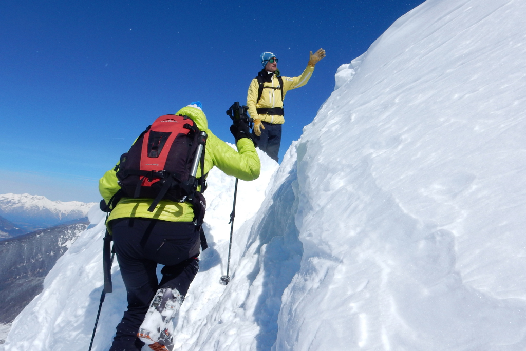 Horský vůdce Benjamin Beni Stern naviguje klientku na poslední převěji Vennspitze (2390 m).