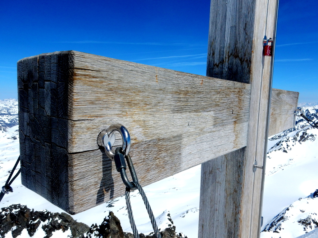 Dřevěný kříž na vrcholu Piz Buin (3312 m).
