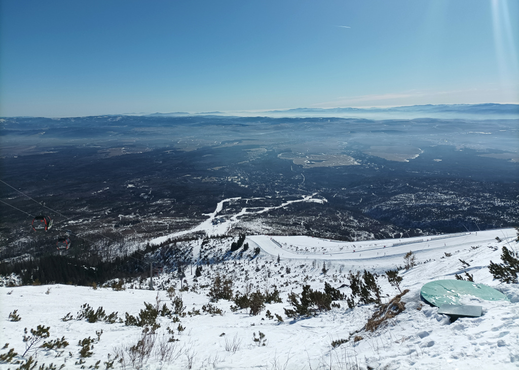 Pohled z Lomnického hřebenu na skiareál Tatranská Lomnica.