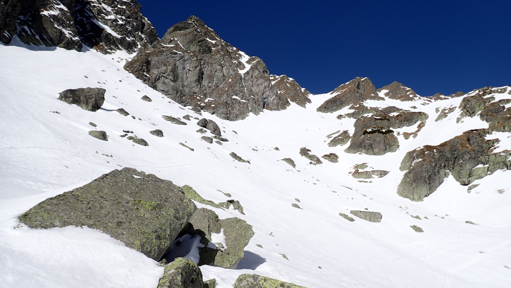 Mengusovská dolina. Skialpinisté stoupají od Malého Hincova plesa na Nižné Koprovské sedlo.