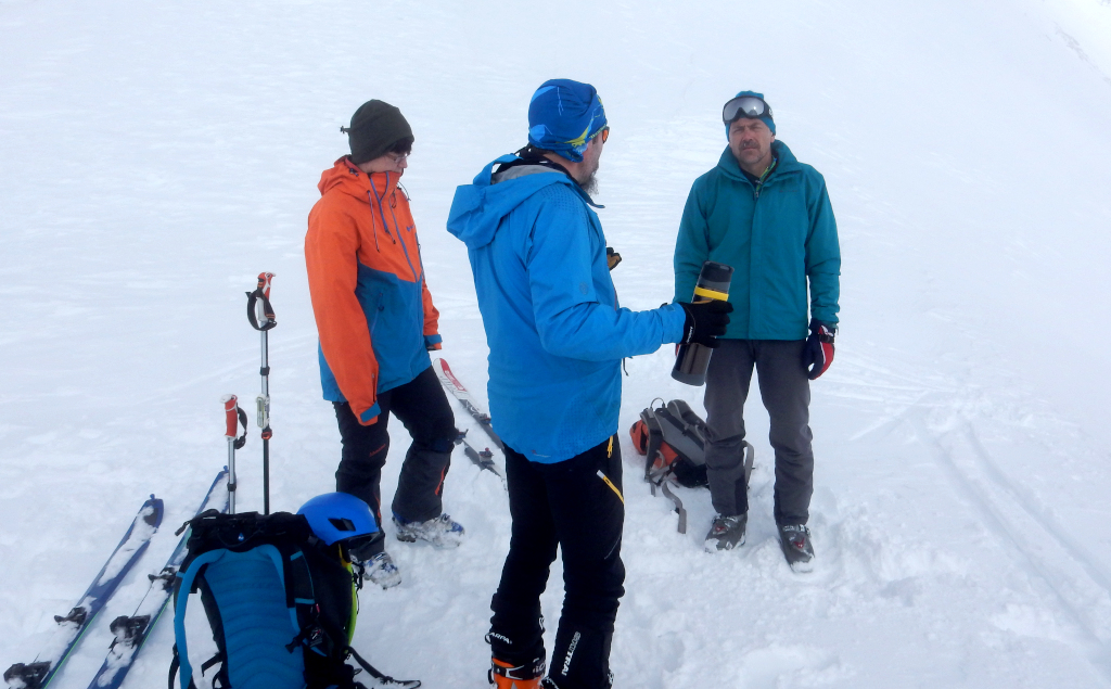 Setkání skialpinistů na Šedé lávce v Soliskovém hřebeni.