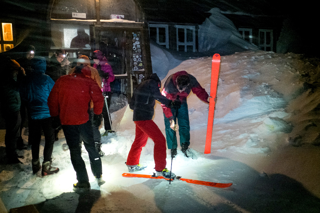 Noční nástup na lyžařskou túru.