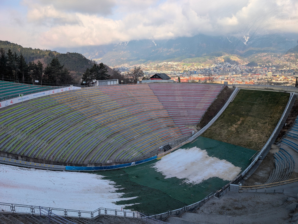 Obrovská tribuna lyžařského skokanského můstku Innsbruck.