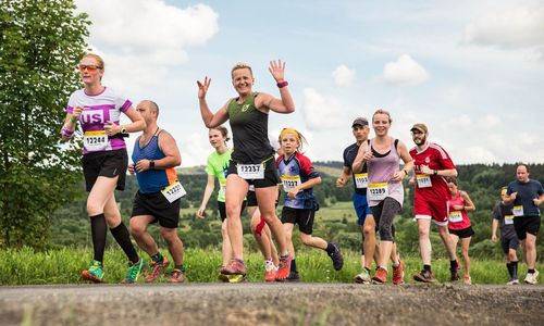 Běhej Brdy po asfaltu v lese Běhej Brdy po asfaltu v lese