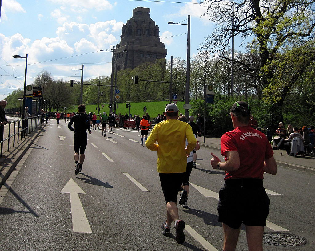 Památník bitvy národů. A hromada běžců na Leipzig Marathon 2012.