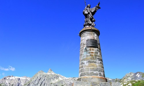 Svatý Bernard střeží horolezce a lyžaře Svatý Bernard střeží horolezce a lyžaře