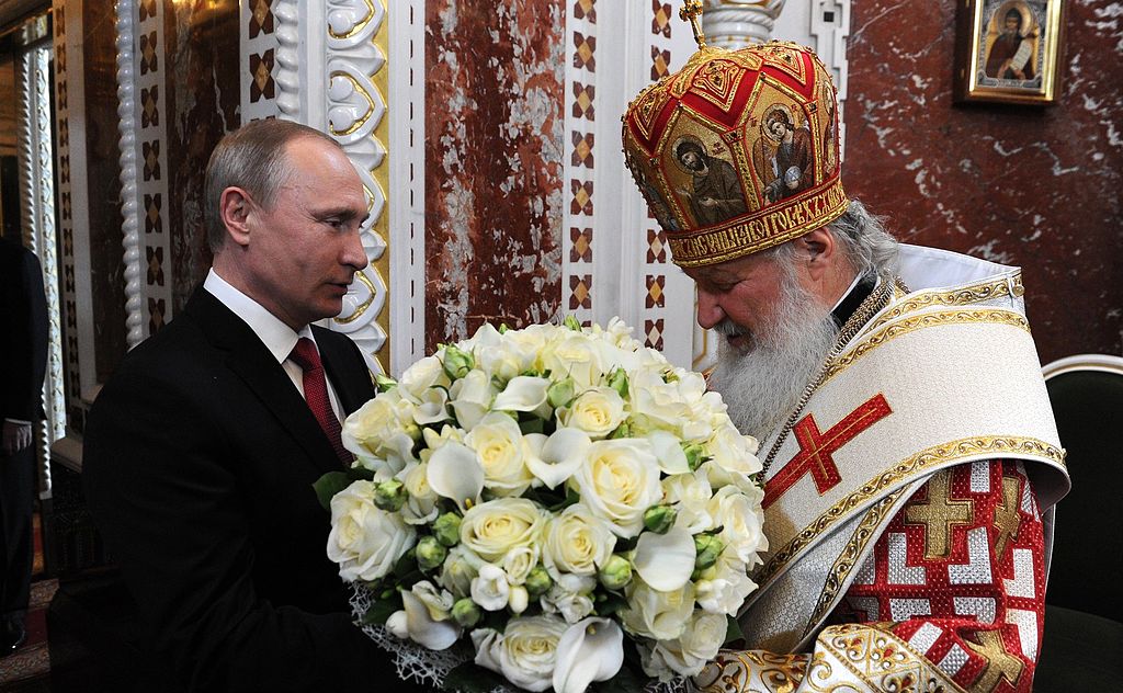 Velikonoční bohoslužba v chrámu Krista Spasitele v Moskvě. Prezident Vladimír Putin (vlevo) a metropolita Kirill I.