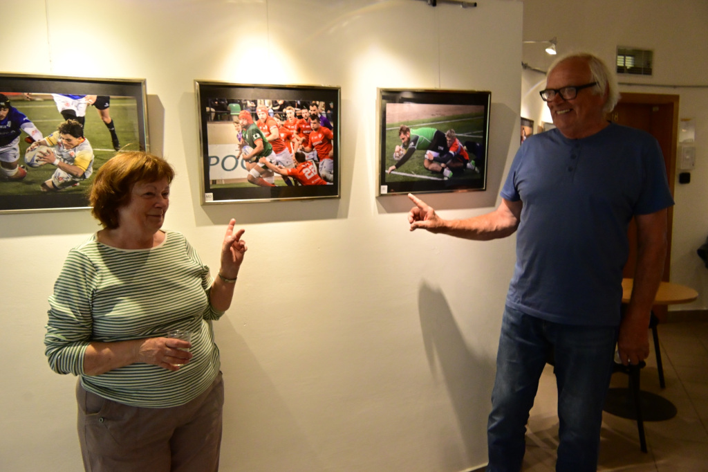 Marie a Jiří Durdíkovi vystavují v Praze - Hájích fotografie ze sportu. Ukazují ragby.