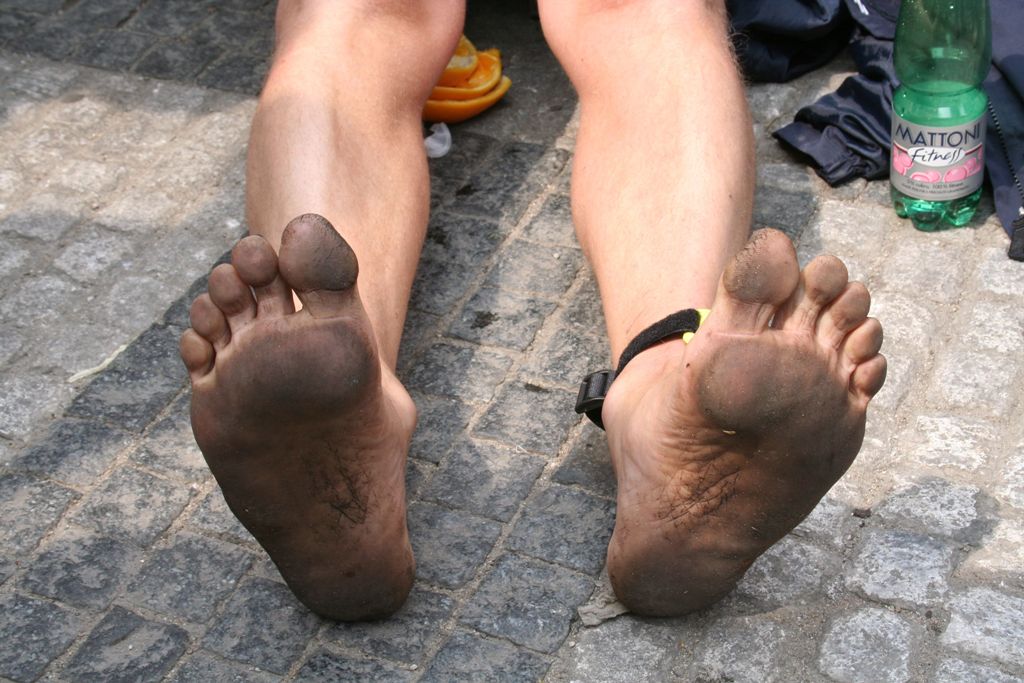 Nohy, které už 18 let běhají maratony. Takto naboso.