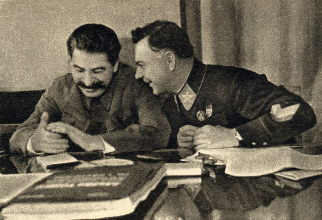 Stalin (vlevo) a jeho ministr obrany Vorošilov 1935.