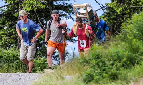 Beskydský šerpa: závod 4členných týmů ve výnosu piva na Lysou horu