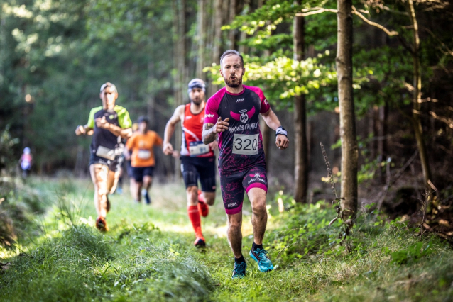 Podzimní barevnou galerii nabídl půlmaraton v Českém lese