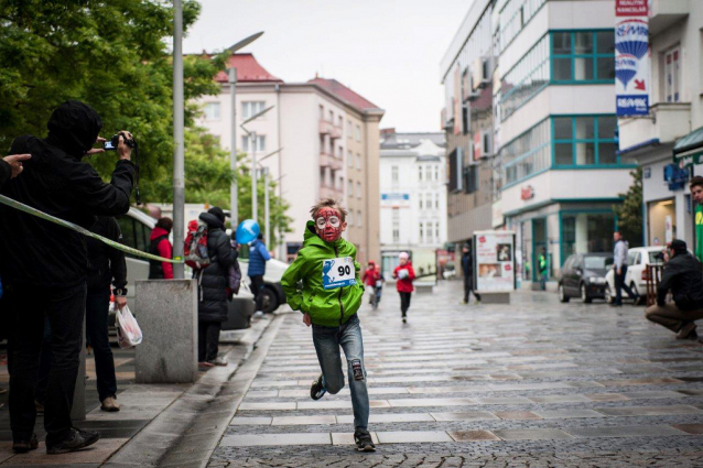 Night Run Ostrava běželo v mokru a mrholení 500 lidí