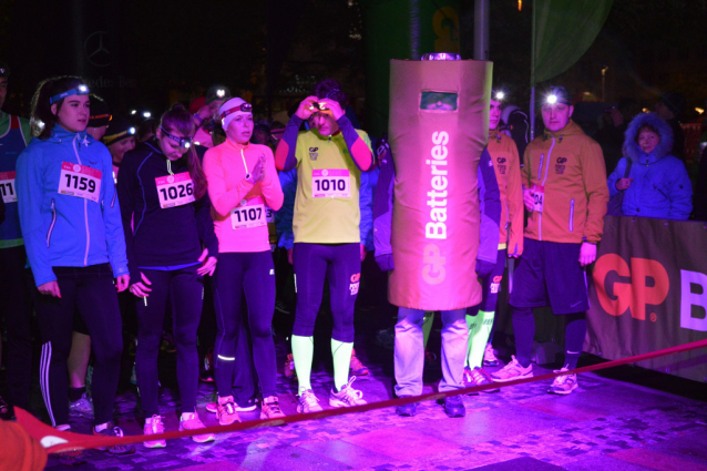 Night Run Ostrava běželo v mokru a mrholení 500 lidí