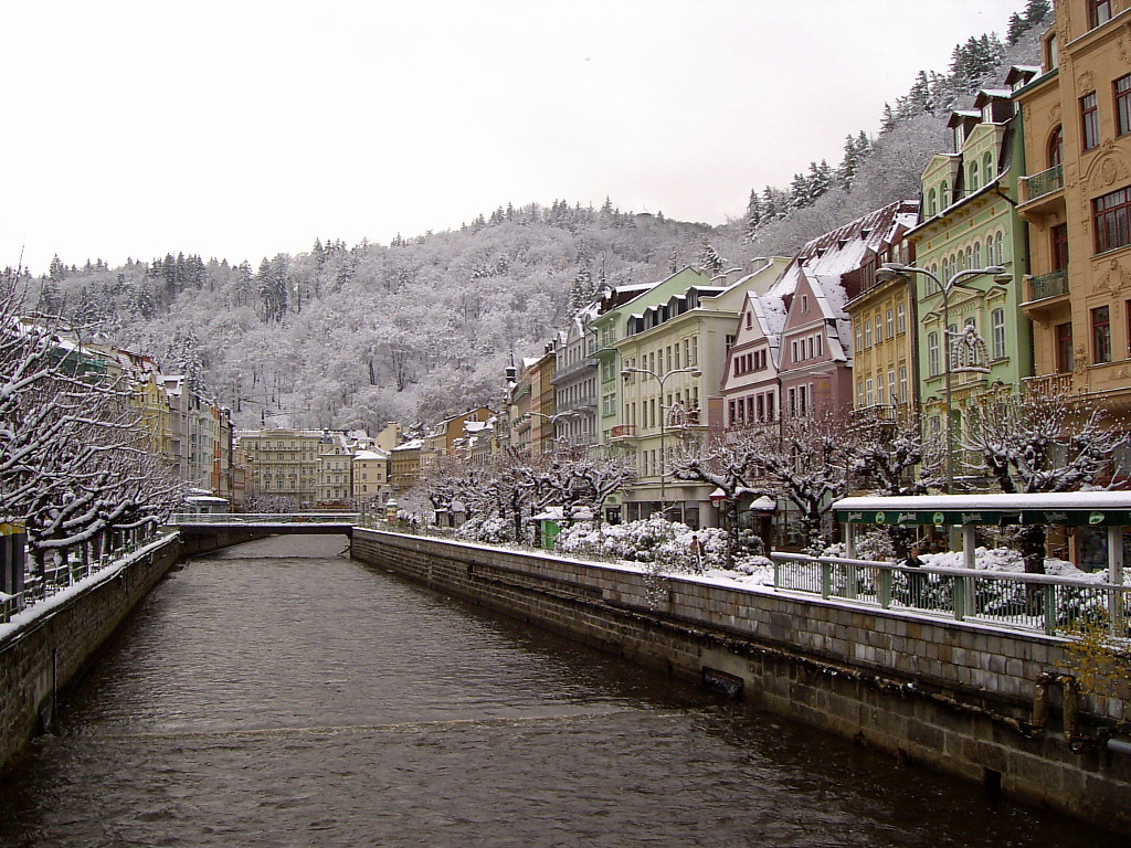 Karlovy Vary protéká řeka Teplá.