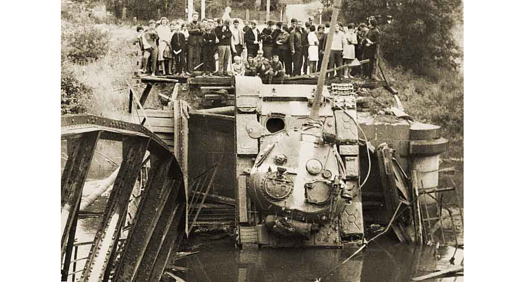 Karlovy Vary 21.8.1968. Ruský tank se probořil do Ohře u Dvorů. Číslo 5 na ceduli před mostem neznamenalo pět tanků...