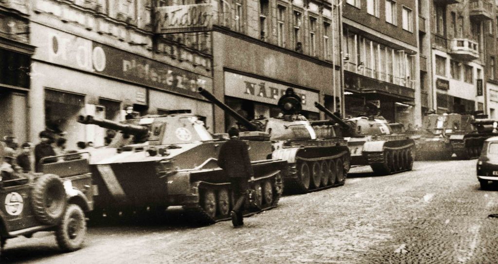 Karlovy Vary 21.8.1968. Okupační ruské tanky a obrněnce na Dimitrovce.