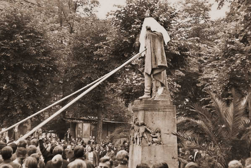Konec krasnoarmějce u pošty v Karlových Varech 21.8.1968.