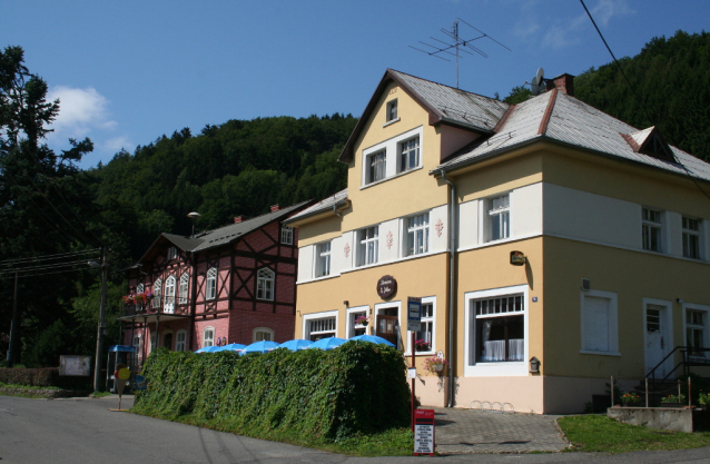 Kryštofovo Údolí: kostel, betlém, orloj, viadukt