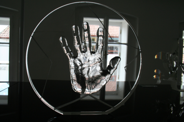 Skleněná ruka Adama Ondry v Litoměřicích