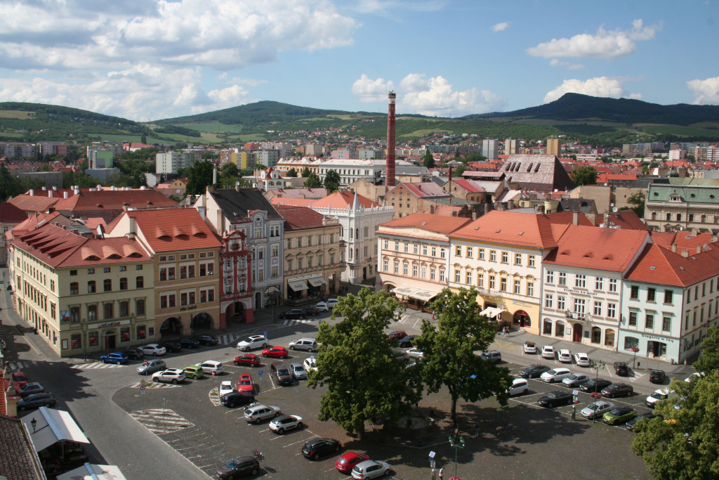 Mírové náměstí v Litoměřicích. Za ním komín pivovaru, hrad a Křížová hora.