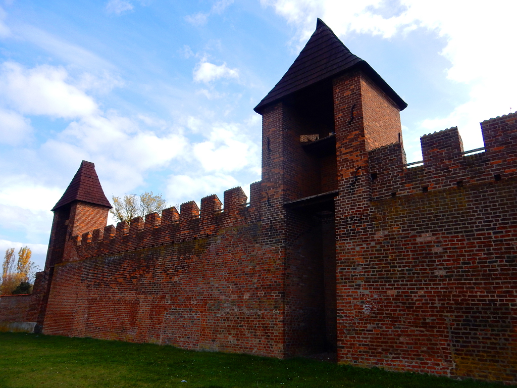 Nymburk, romanticky opravené hradby. Cihly je správně, otevřená věž také, ale cimbuří je novodobý výmysl.