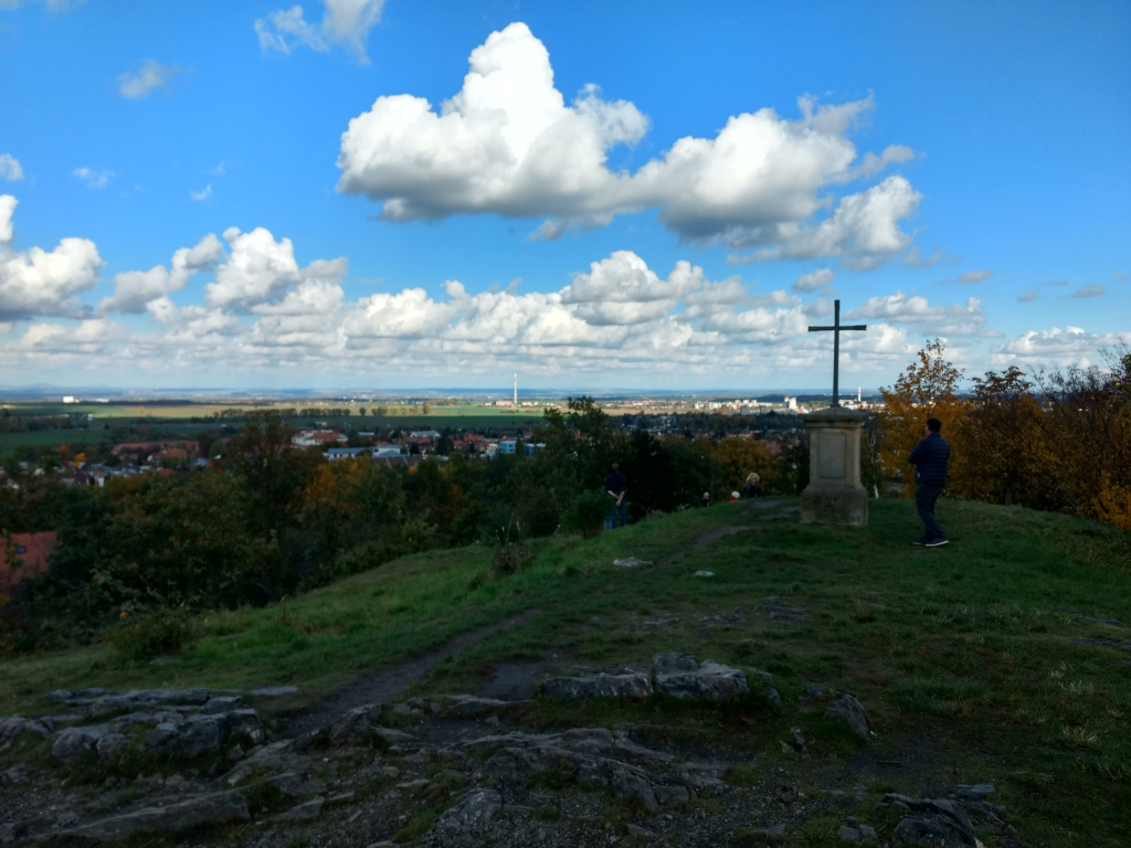 Pohled z vrchu Ládví na staré Ďáblice a Neratovice.
