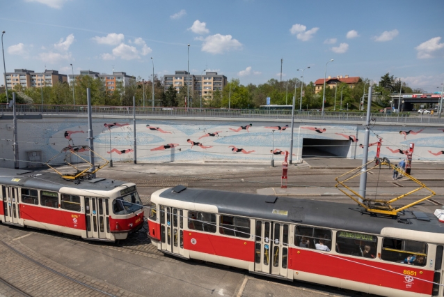 Žižkov střeží Pérák, v Hostivaři plavou plavkyně