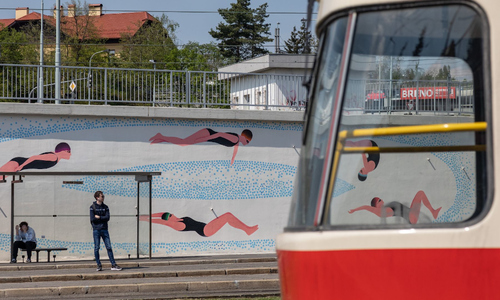 Žižkov střeží Pérák, v Hostivaři plavou plavkyně