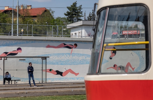 Žižkov střeží Pérák, v Hostivaři plavou plavkyně