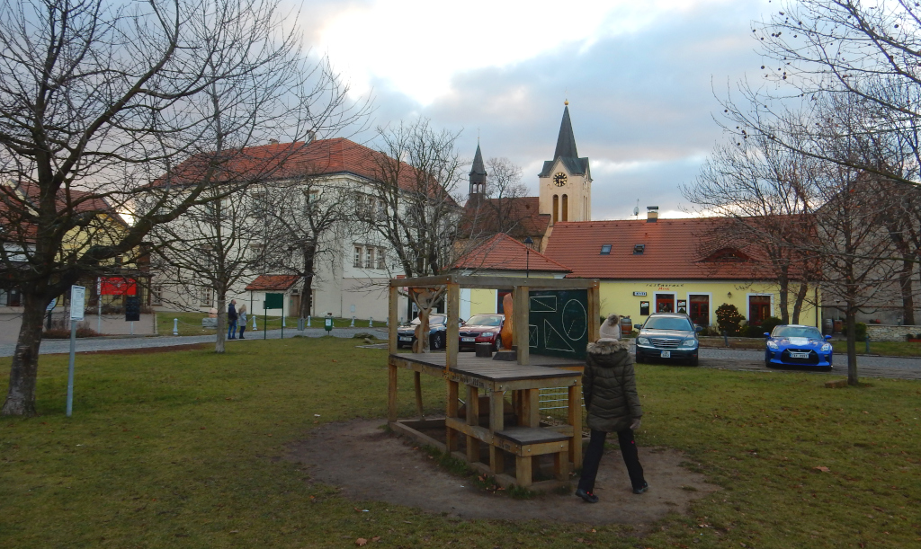 Chvalský zámek stojí v ulici na Chvalské tvrzi.