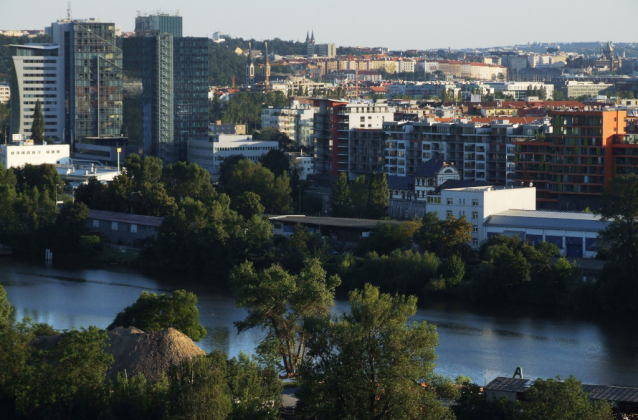 Z Bílé skály na Koráb - vyhlídky na pražské Holešovice a Libeň