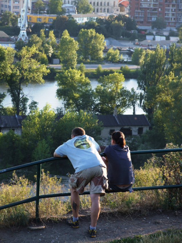 Z Bílé skály na Koráb - vyhlídky na pražské Holešovice a Libeň