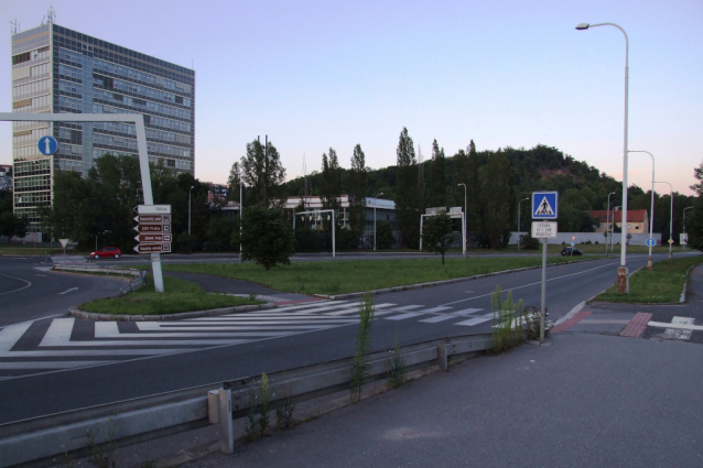 Bílá skála v Libni: lezení po hnědé skále nad modrou Vltavou