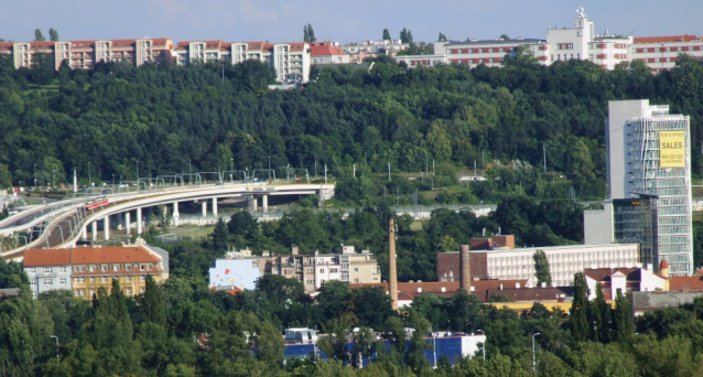 Z Bílé skály na Koráb - vyhlídky na pražské Holešovice a Libeň