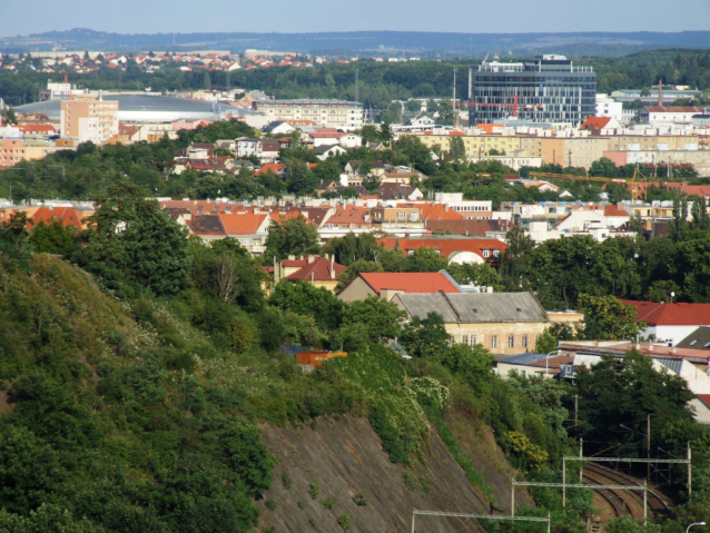 Z Bílé skály na Koráb - vyhlídky na pražské Holešovice a Libeň