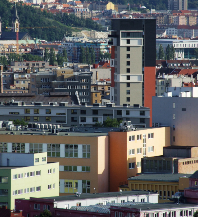 Z Bílé skály na Koráb - vyhlídky na pražské Holešovice a Libeň