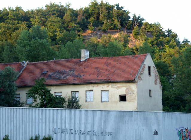 Z Bílé skály na Koráb - vyhlídky na pražské Holešovice a Libeň