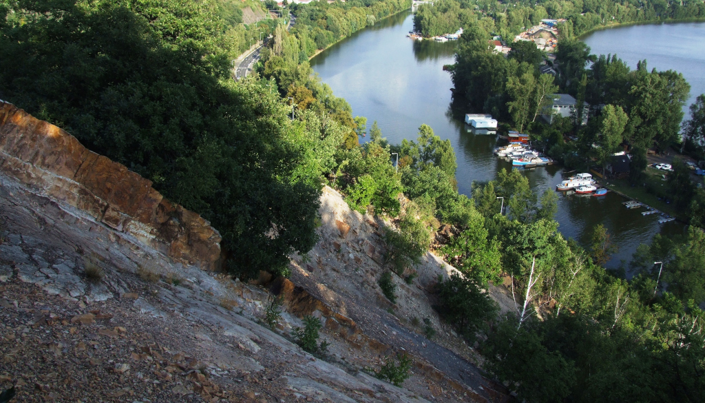 Křemencová skalní plotna nad Libeňským přístavem na Vltavě.