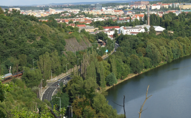 Z Bílé skály na Koráb - vyhlídky na pražské Holešovice a Libeň