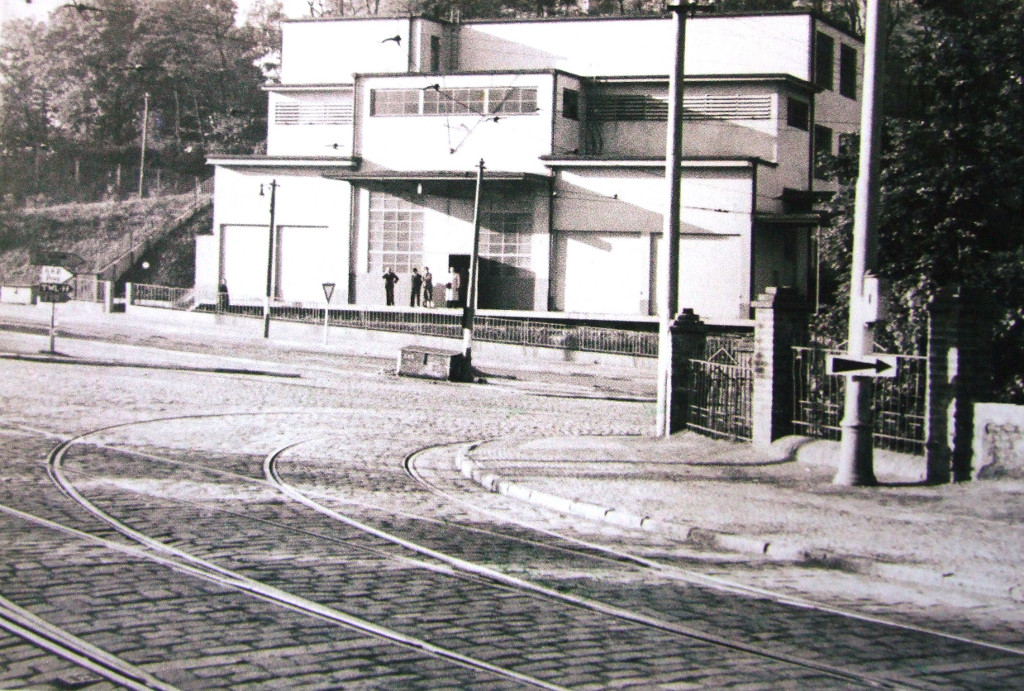 Křižovatka Zenklovy ulice a V Holešovičkách. Tento pohled se naskytl Heydrichovi těsně před atentátem.