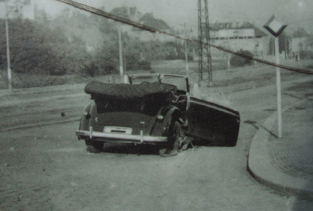 Heydrichovo auto po atentátu.