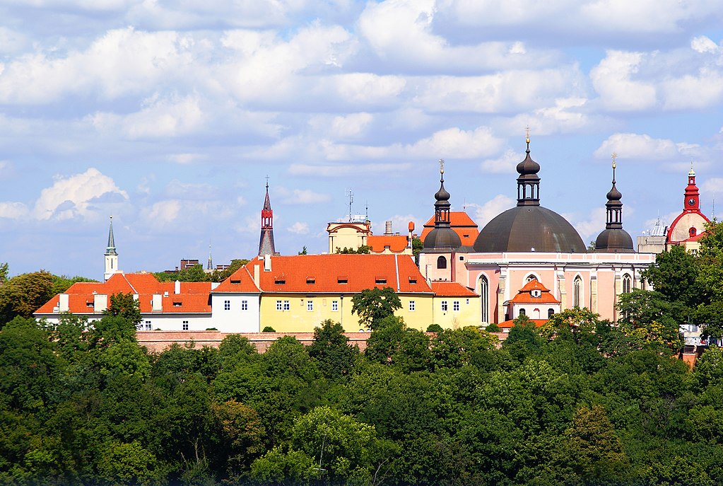 Praha Karlov. Vpravo kostel svatého Karla Velikého a Panny Marie. Vlevo věž kostela svatého Apolináře.