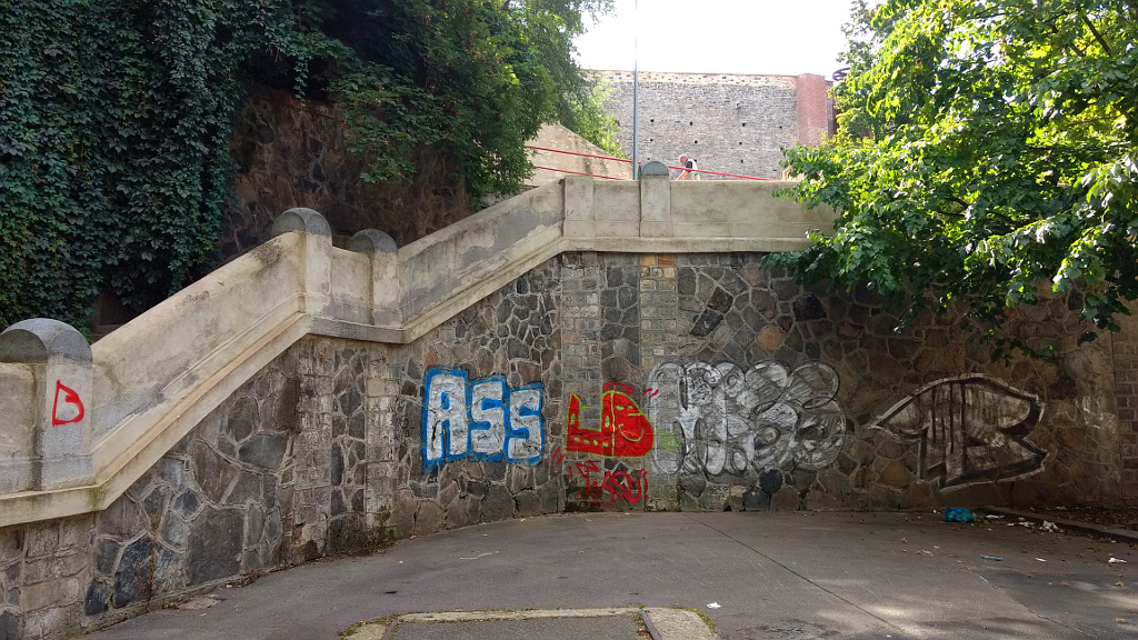 Albertovské schody jsou pokračováním Horské ulice podél městských hradeb. Mimochodem: jmenuje se dle Horské brány, která střežila silnici do Kutné Hory.