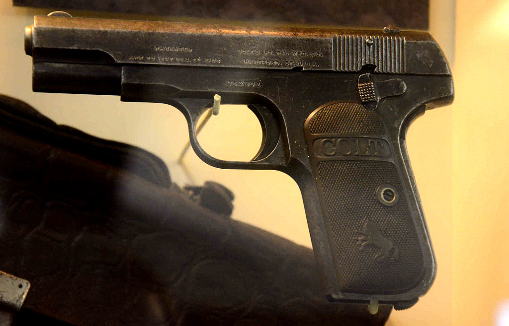 Pistole Colt 1903 Pocket Hammerless ráže 7.65 mm sloužila jako standardní výzbroj britských parašutistů za 2. světové války.